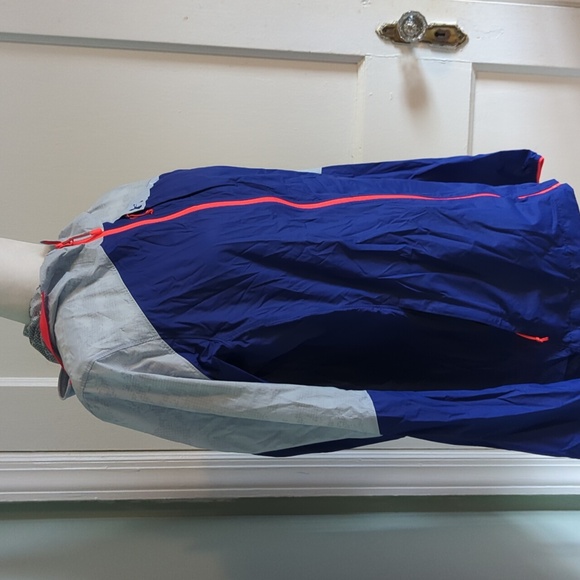 Under Armour Lightweight Hooded Windbreaker - Picture 2 of 6